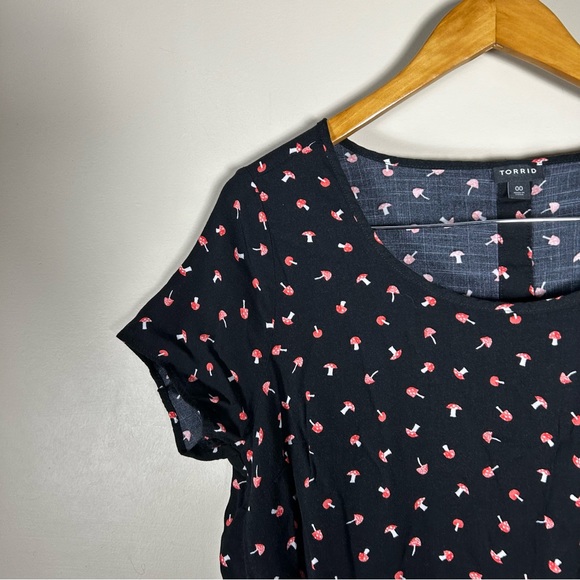 Torrid Black Red Mini Mushroom Print Button Back Blouse Size 00 M/L - Picture 2 of 10